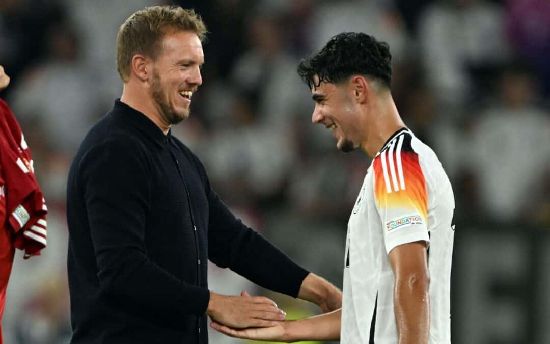 Das passt: Julian Nagelsmann (l) findet Aleksandar Pavlovic als Sechser richtig gut.