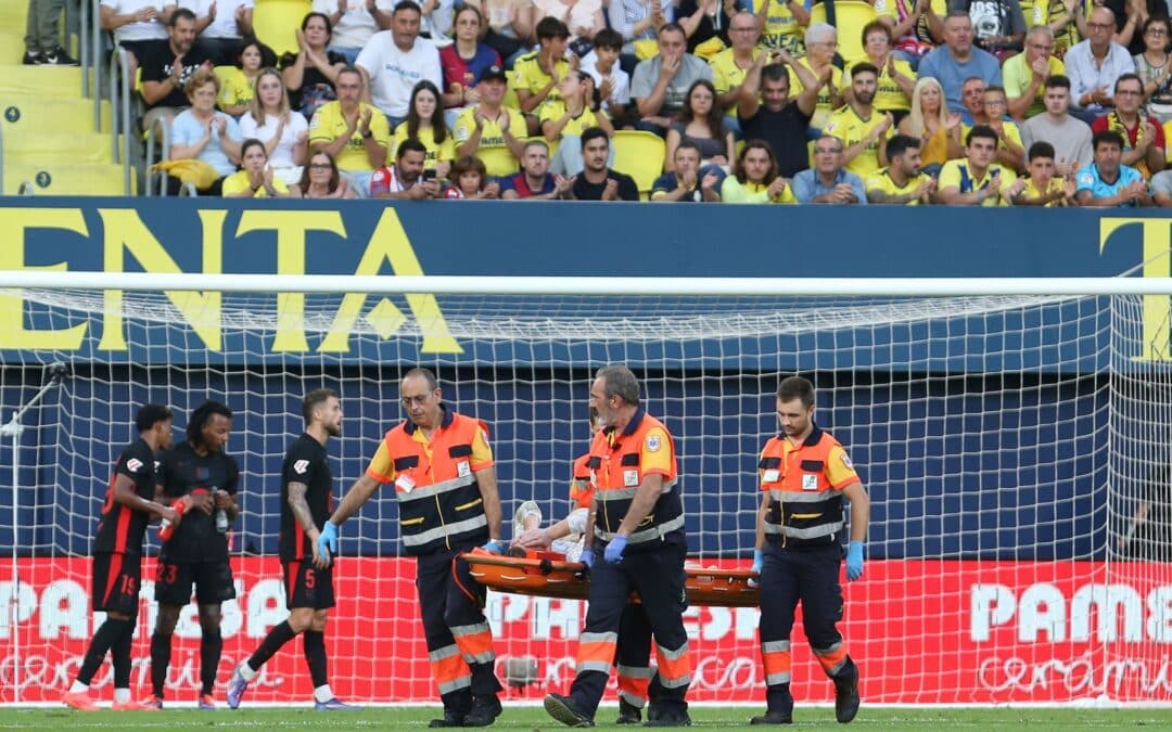 Marc-André ter Stegen muss auf einer Trage vom Platz getragen werden.