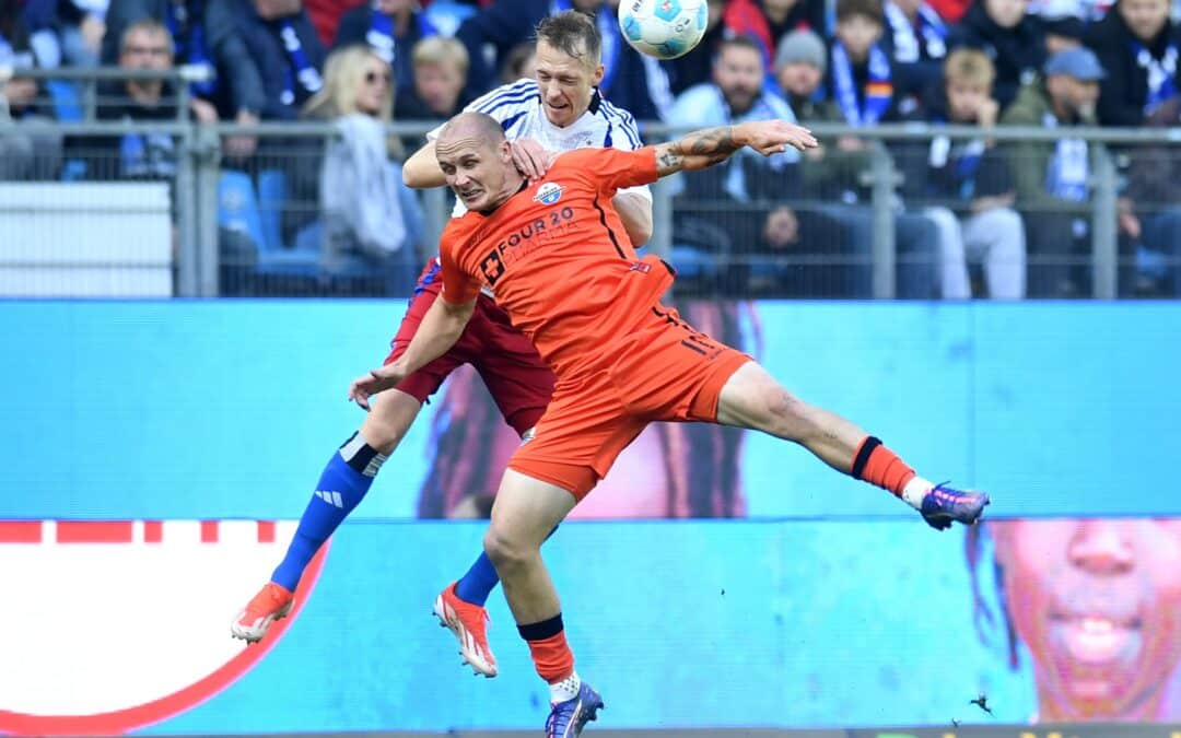 Paderborns Sven Michel (vorn) und Hamburgs Sebastian Schonlau kämpfen um den Ball.