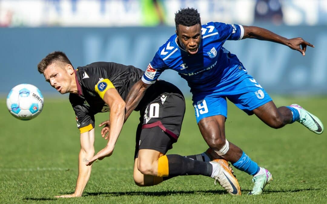 Karlsruhes Torschütze Marvin Wanitzek (l) kämpft um den Ball.