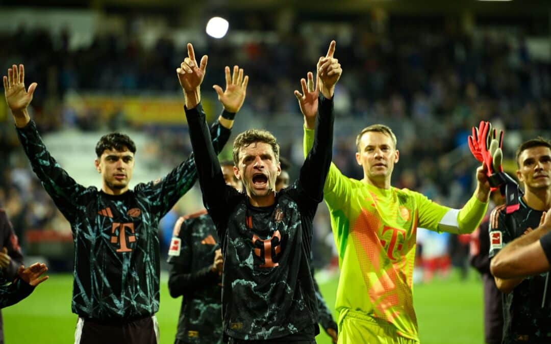 Torhüter Manuel Neuer feiert mit seinen Kollegen den 6:1-Sieg in Kiel.