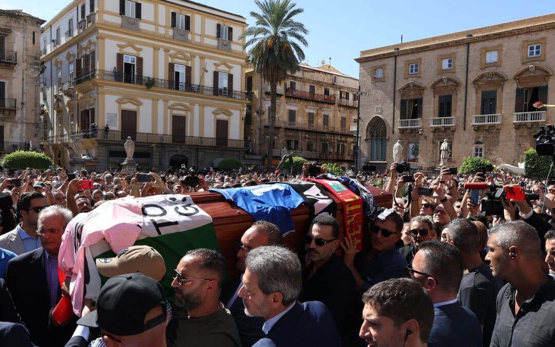 Der Sarg von Toto Schillaci wird in Palermo über einen Platz getragen.