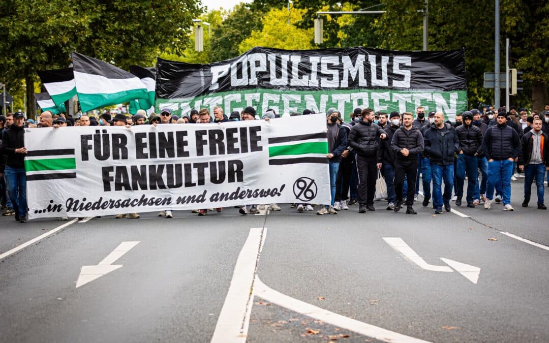 Hannover-Fans demonstrieren in Braunschweig.