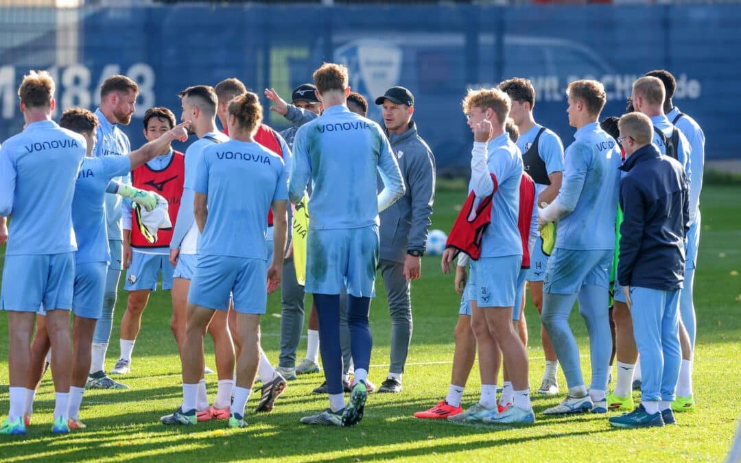 Ansprache ans Team: Markus Feldhoff will den VfL Bochum aus der Krise führen.