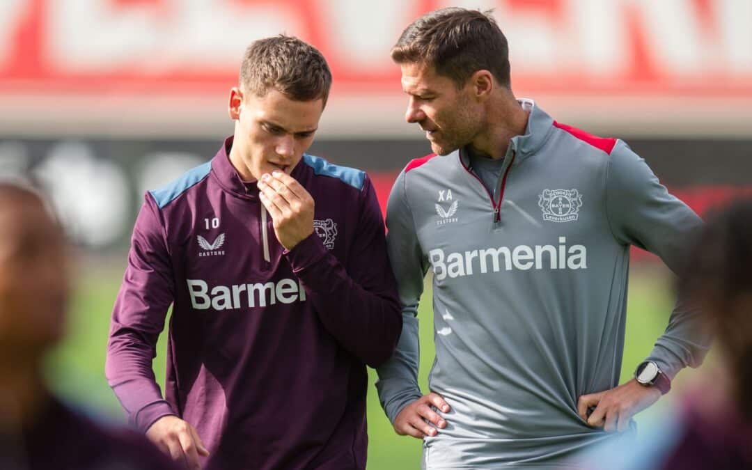 Florian Wirtz (l) steht im Kader von Bayer Leverkusen.