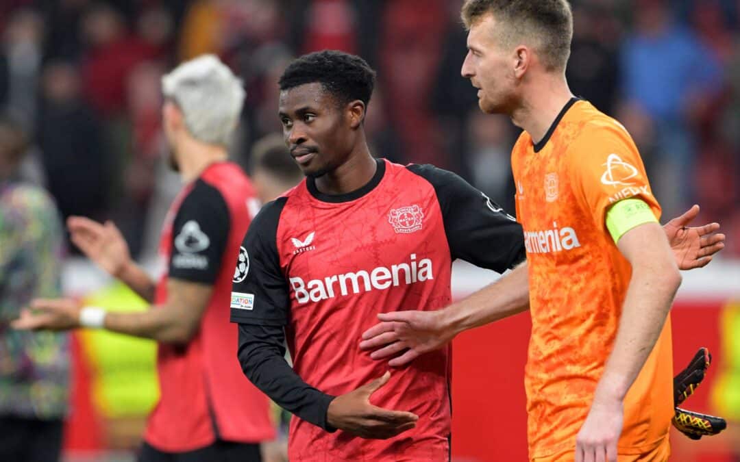 Torwart Lukas Hradecky (r.) war nach dem Remis von Bayer Leverkusen sauer