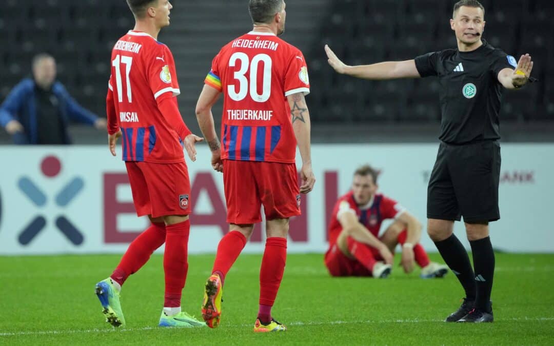 Hoffenheims Spieler ärgern sich über Schiedsrichter Robert Kampka.