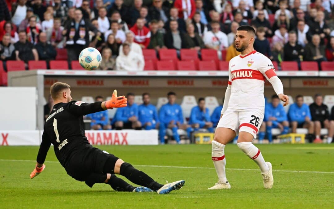 VfB-Profi Deniz Undav schlenzt den Ball zum 1:0 ins Kieler Tor.