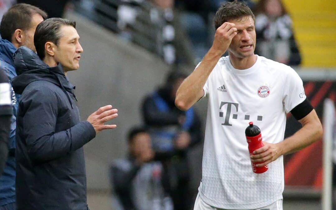 Niko Kovac (l) würde rückblickend anders mit Thomas Müller umgehen.