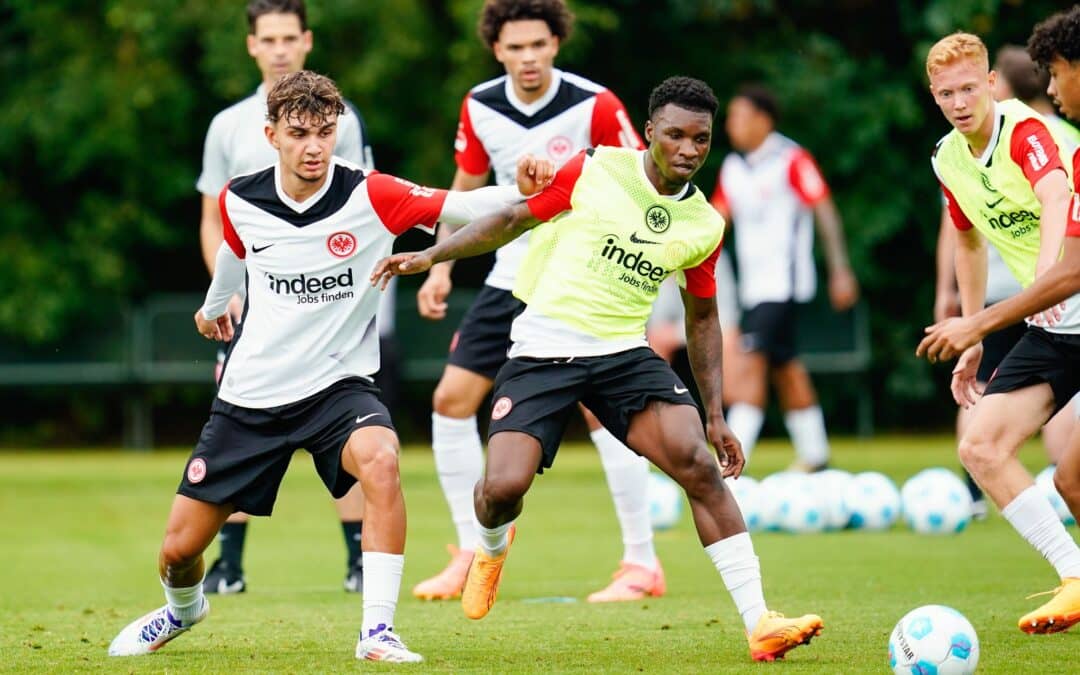 Can Uzun (l) steht vor seinem ersten Startelf-Einsatz für die Frankfurter Eintracht.