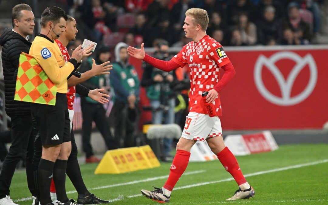 Der Mainzer Jonathan Burkardt (r) musste gegen Gladbach früh ausgewechselt werden und fällt nun länger aus.