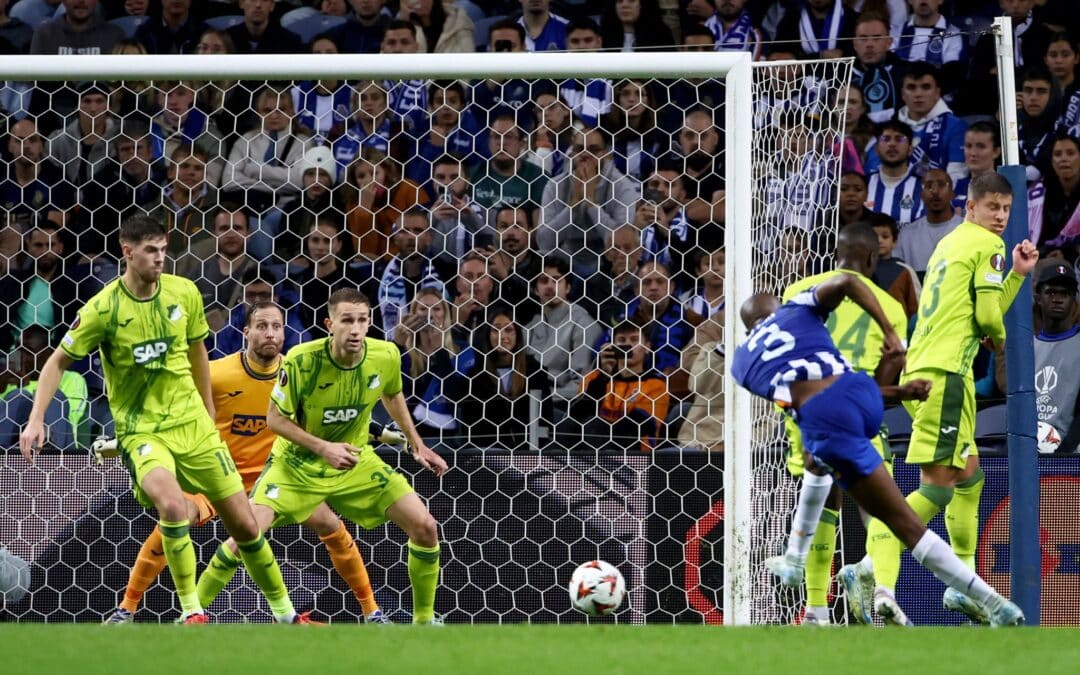 Rückschlag für Hoffenheim: Tiago Djalo (3.v.r) erzielt das Tor zum 1:0 für Porto.