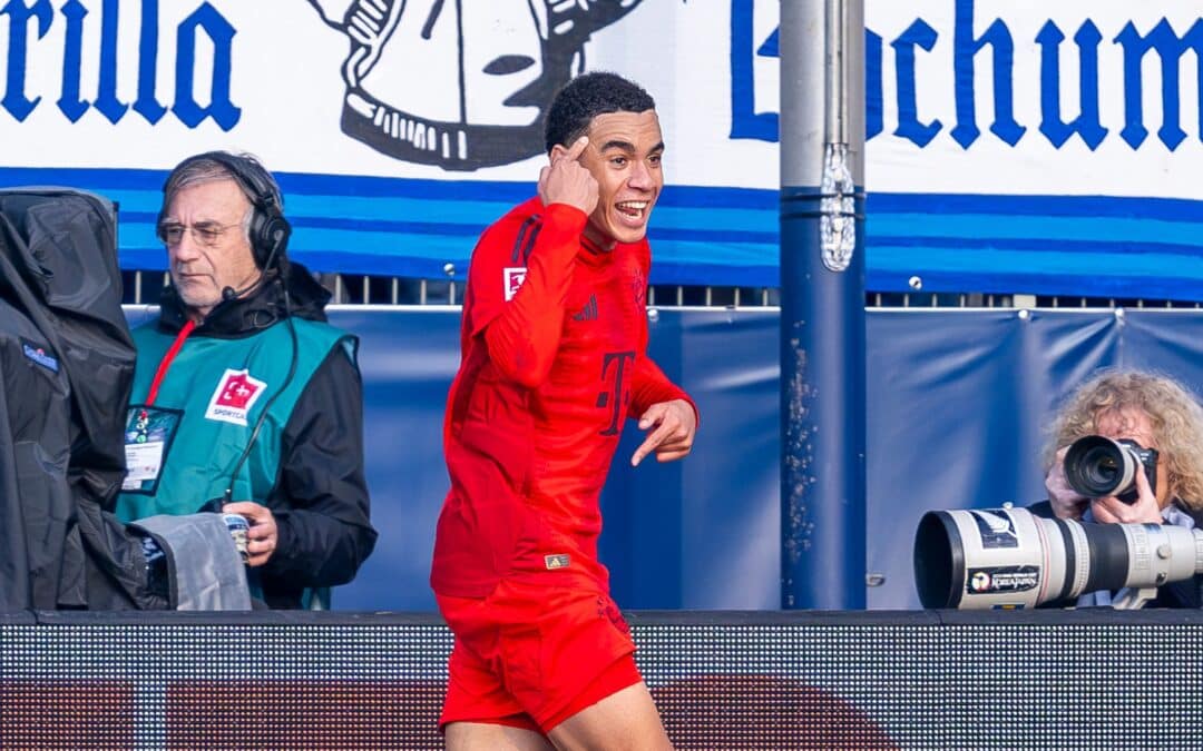 Der Kopf war's: Jamal Musiala (l) zeigt nach dem 2:0, womit er das Tor erzielt hat.