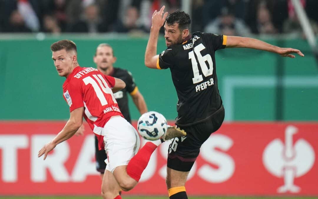 Der Karlsruher SC um Luca Pfeiffer (r) setzte sich im DFB-Pokal gegen die Kickers Offenbach um Kristjan Arh Cesen durch.