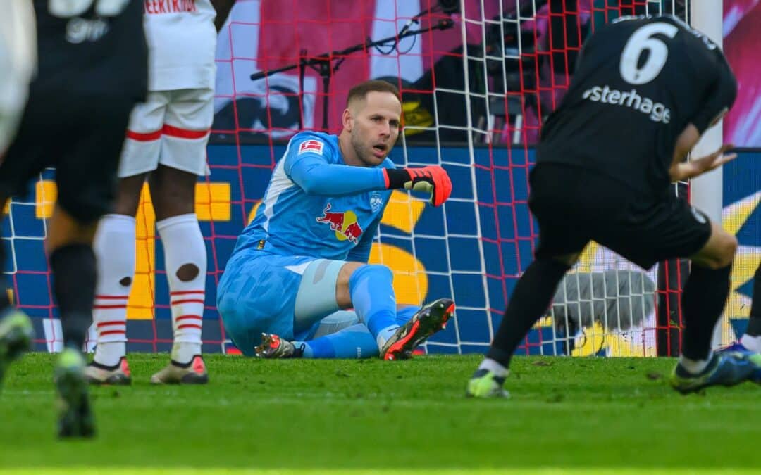 RB-Keeper Peter Gulacsi bleibt nach der Halbzeit angeschlagen in der Kabine.