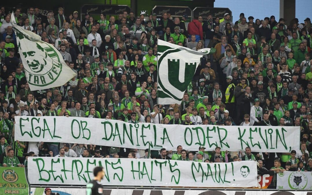 Wolfsburger Fans protestieren gegen Spieler Kevin Behrens und Niedersachsens Innenministerin Daniela Behrens.