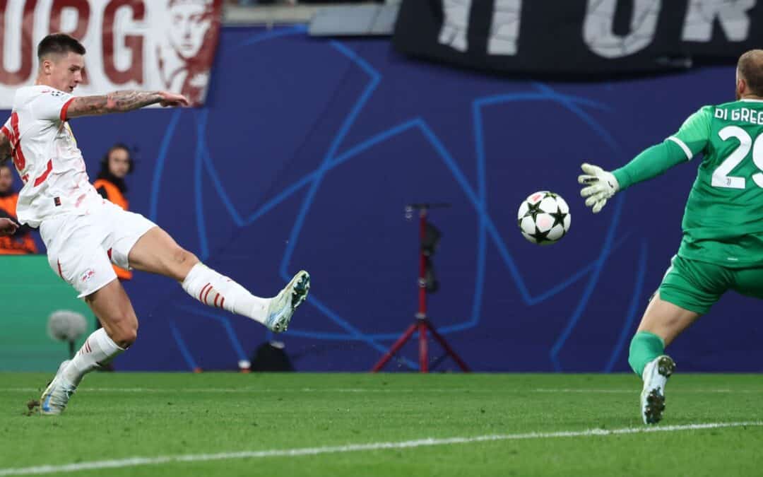 Leipzigs Benjamin Sesko (l) erzielt gegen Turins Torhüter Michele Di Gregorio das Tor zum 1:0.