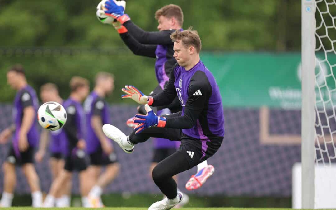 Manuel Neuer (vorne) und Alexander Nübel (hinten) stehen sich am Samstag gegenüber.