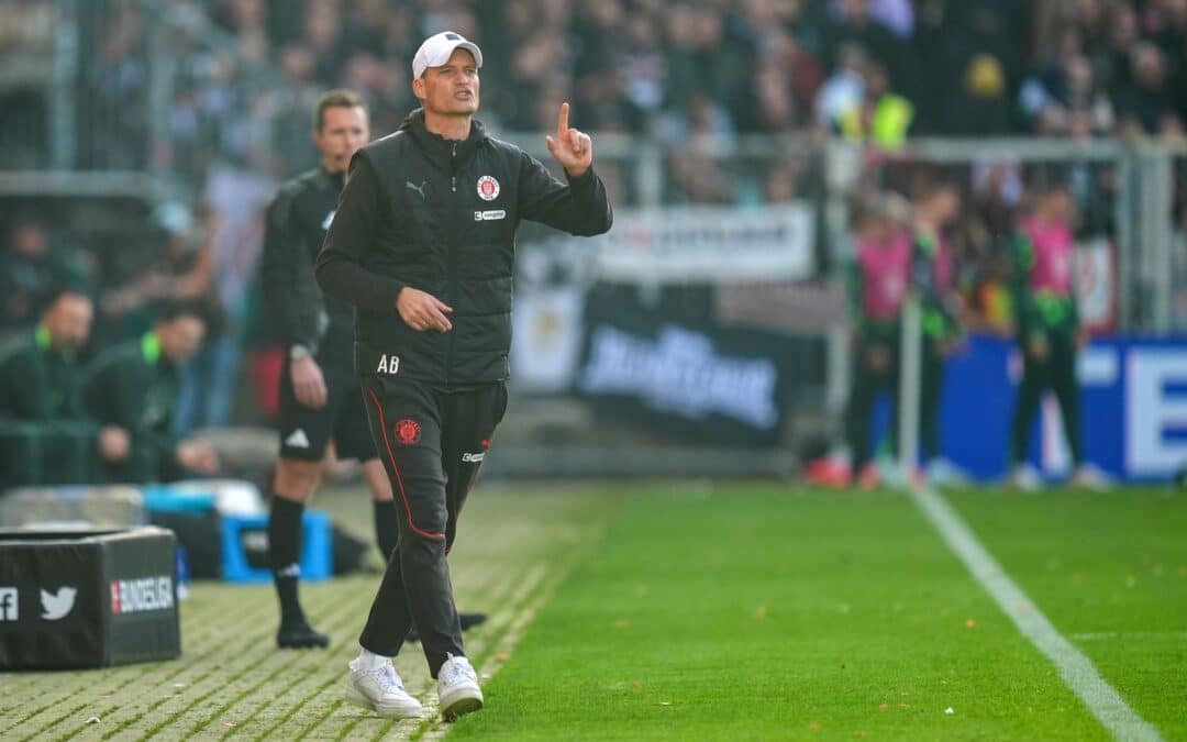 Der FC St. Pauli um Trainer Alexander Blessin steht vor dem Pokalduell bei RB Leipzig.