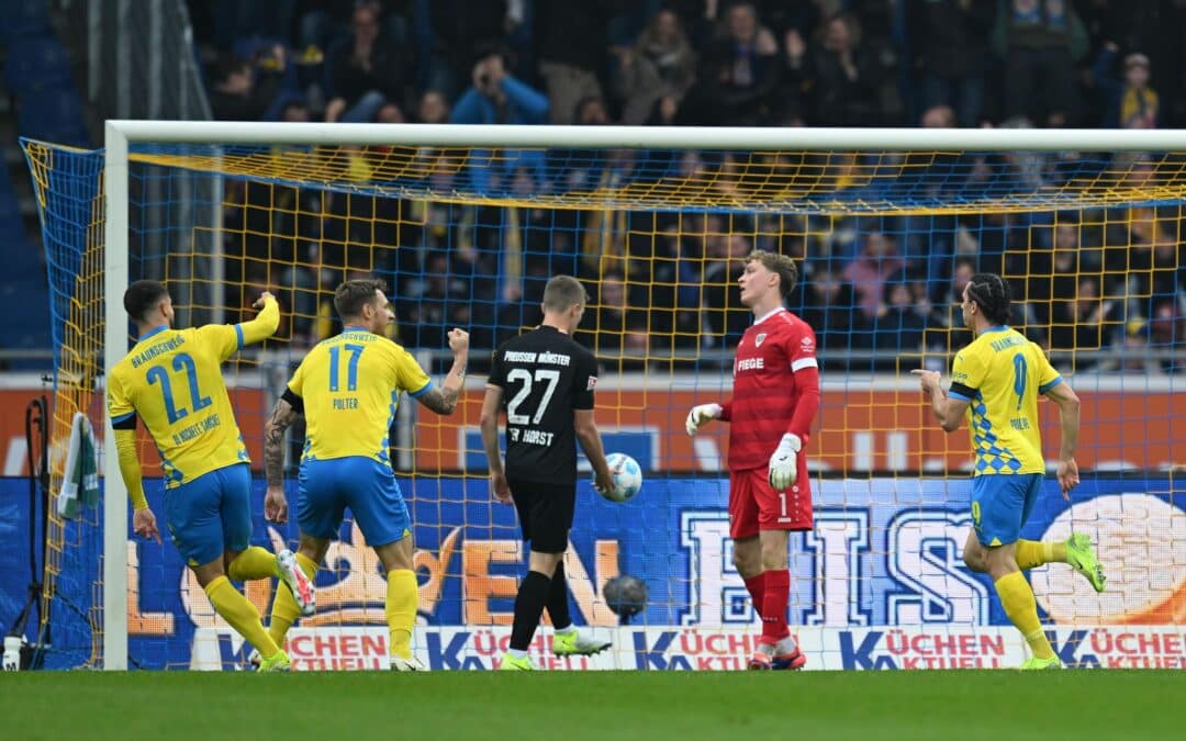 Frühe Braunschweiger Führung: Rayan Philippe (r) erzielt das 1:0.