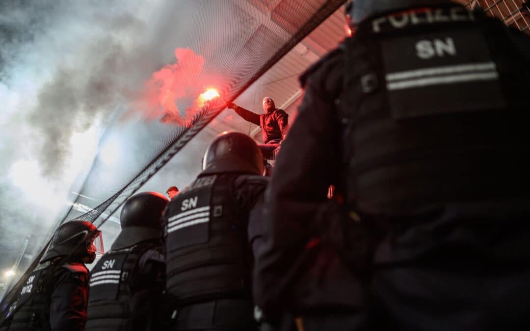 Der Missbrauch von Pyrotechnik habe in den ersten drei Spielklassen weiter zugenommen, heißt es im Jahresbericht der ZIS. (Archivbild)