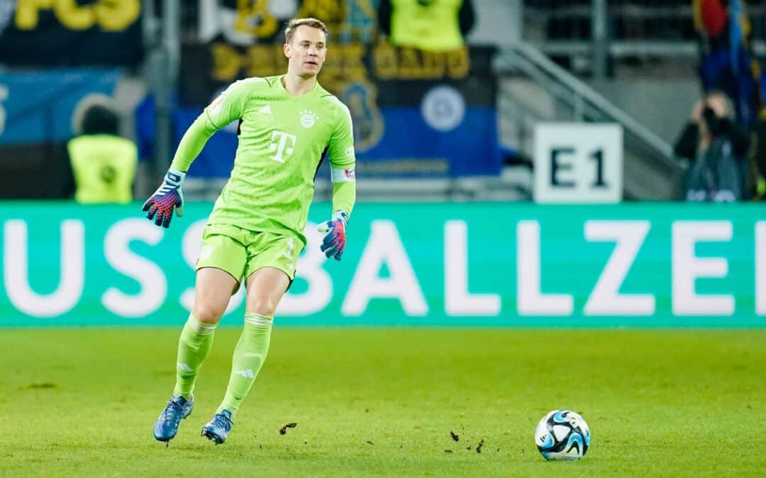 Vor einem Jahr strauchelten die Bayern, hier Manuel Neuer am Ball, auf dem vom Regen aufgeweichten Rasen in Saarbrücken.