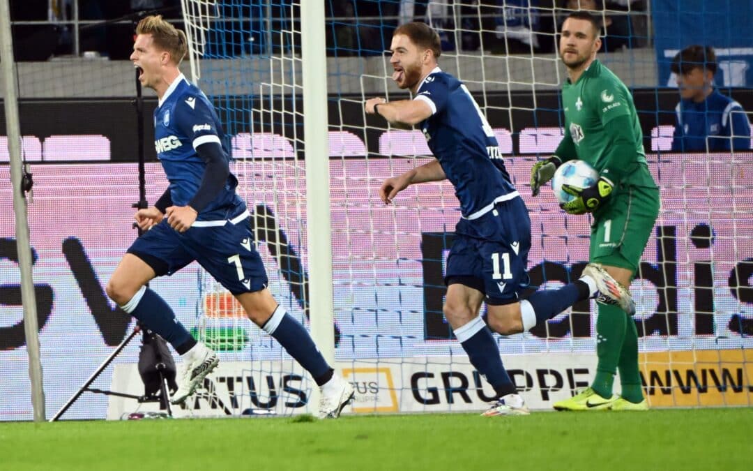 Jubel bei den Karlsruher Spielern nach dem 1:0.