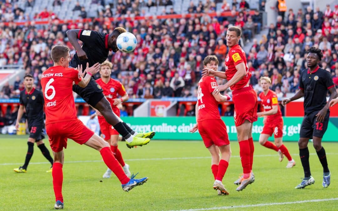 Bayer Leverkusen verspielt gegen Holstein Kiel einen 2:0-Vorsprung.