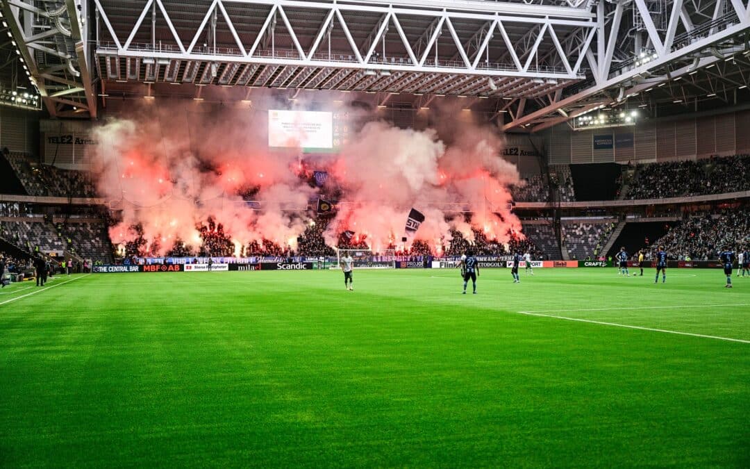 Das Stockholmer Fußball-Derby war abgebrochen worden - und wurde einen Tag später fortgesetzt.