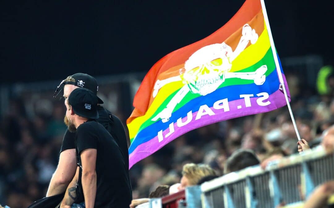 Ein Fan-Netzwerk des FC St. Pauli ruft dazu auf, beim Heimspiel gegen Wolfsburg Regenbogenfarben zu tragen.