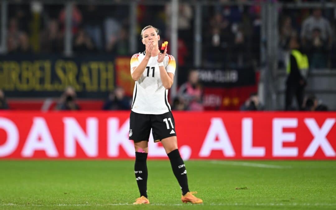 Alexandra Popp möchte nach der Karriere etwas mit Tieren und Fußball machen.