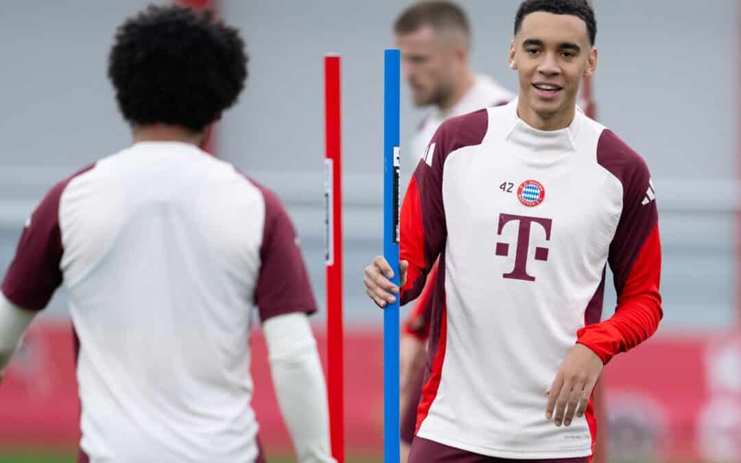 Beim Training in München dabei - und auch beim Spiel in Barcelona: Jamal Musiala (r).