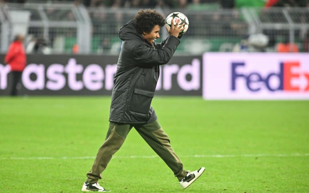 Der Lohn für eine Gala: Karim Adeyemi nahm den Ball nach seinem Dreierpack gegen Celtic Glasgow mit nach Hause.