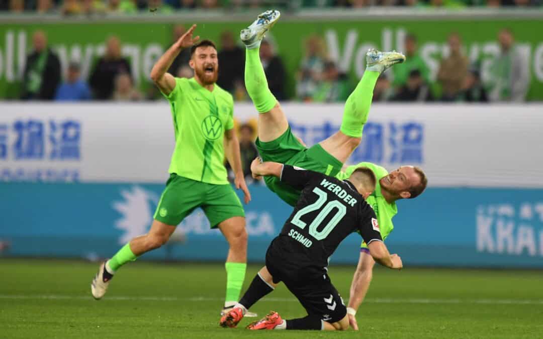 Bei einem Sturz auf den Rücken verletzt sich VfL Wolfsburg Kapitän Maximilian Arnold am Rücken.