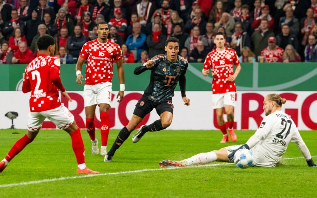 Der FC Bayern München hat mit einem klaren Sieg bei Mainz 05 das Pokal-Achtelfinale erreicht.