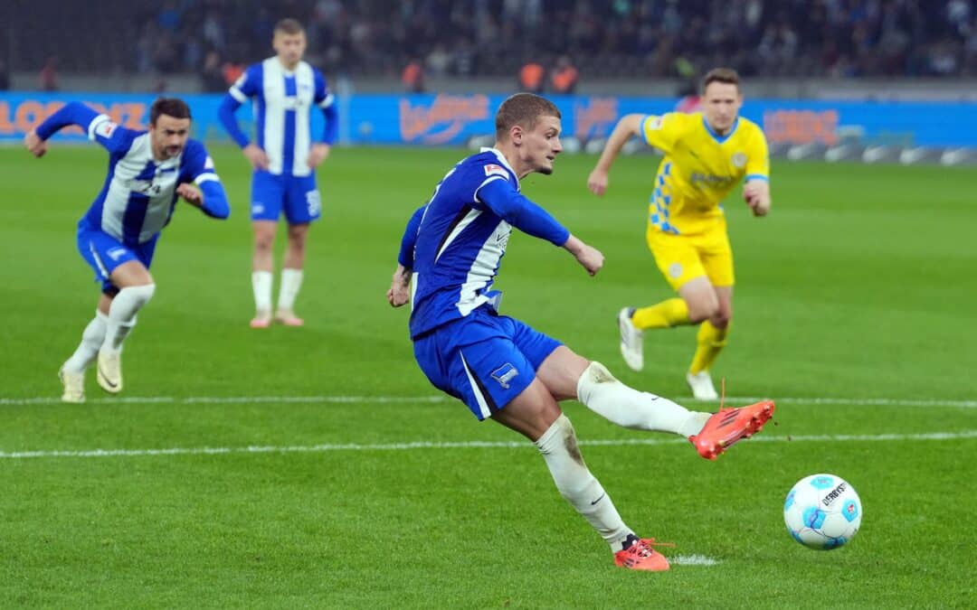 Michael Cuisance (M) leitete per Elfmeter die Wende für Hertha ein.