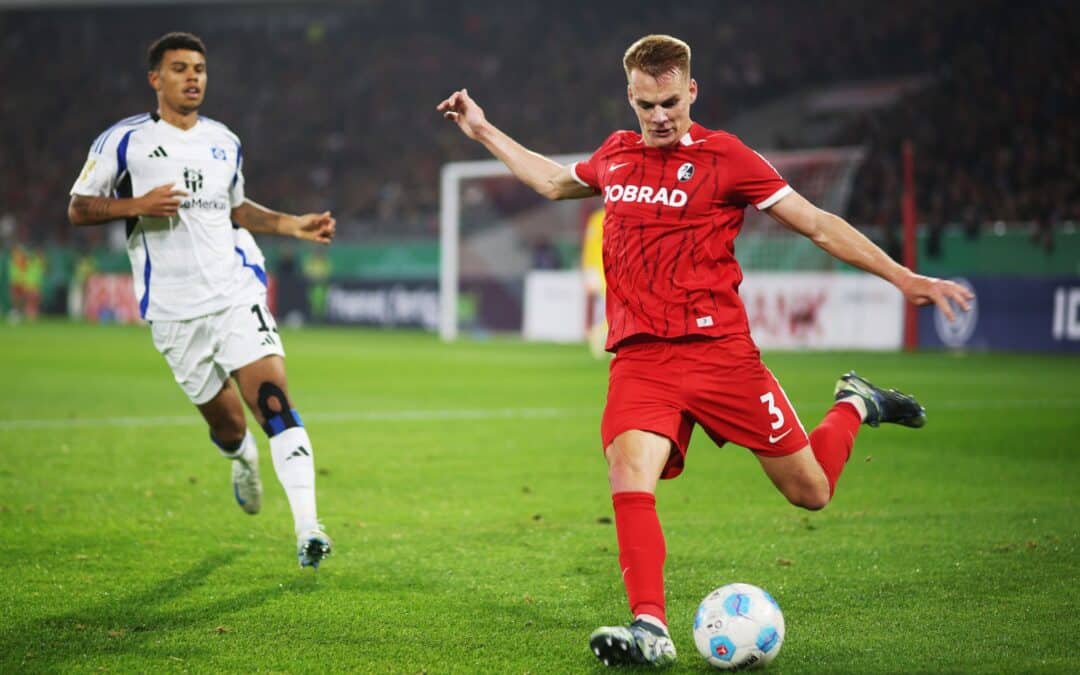 Philipp Lienhart (r.) und der SC Freiburg stehen im Achtelfinale des DFB-Pokals.