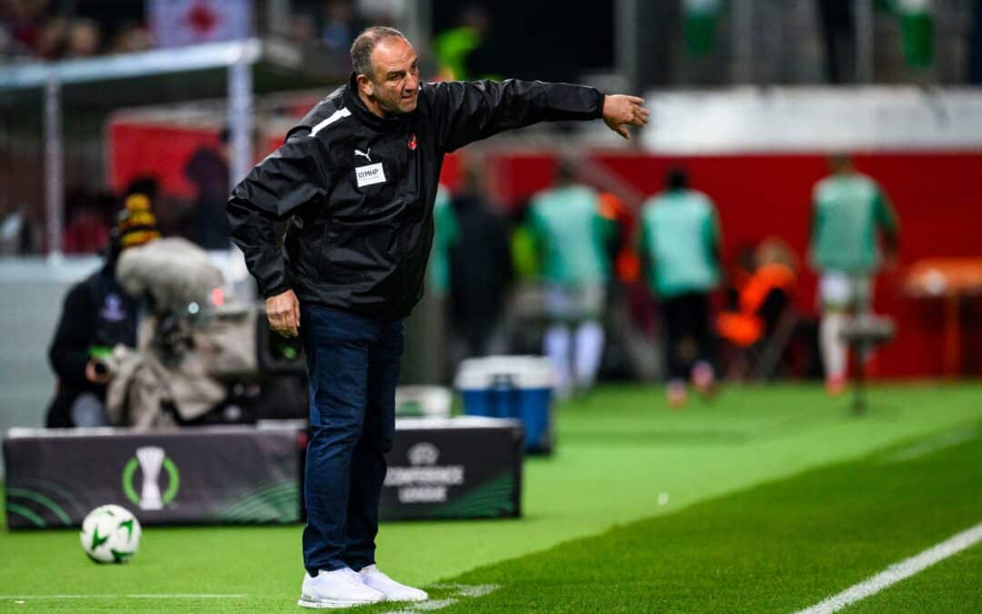 Trainer Frank Schmidt startete erfolgreich mit dem 1. FC Heidenheim in die Ligaphase der Conference League.