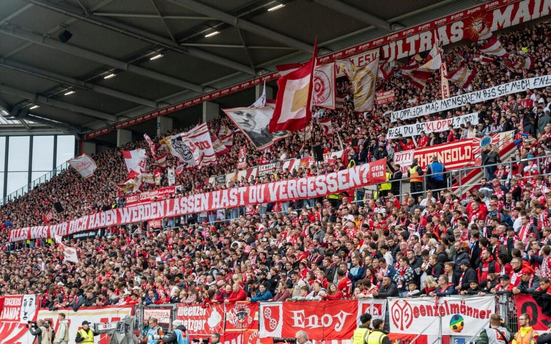 Mainzer Fans protestieren gegen Jürgen Klopps Engagement bei Red Bull.