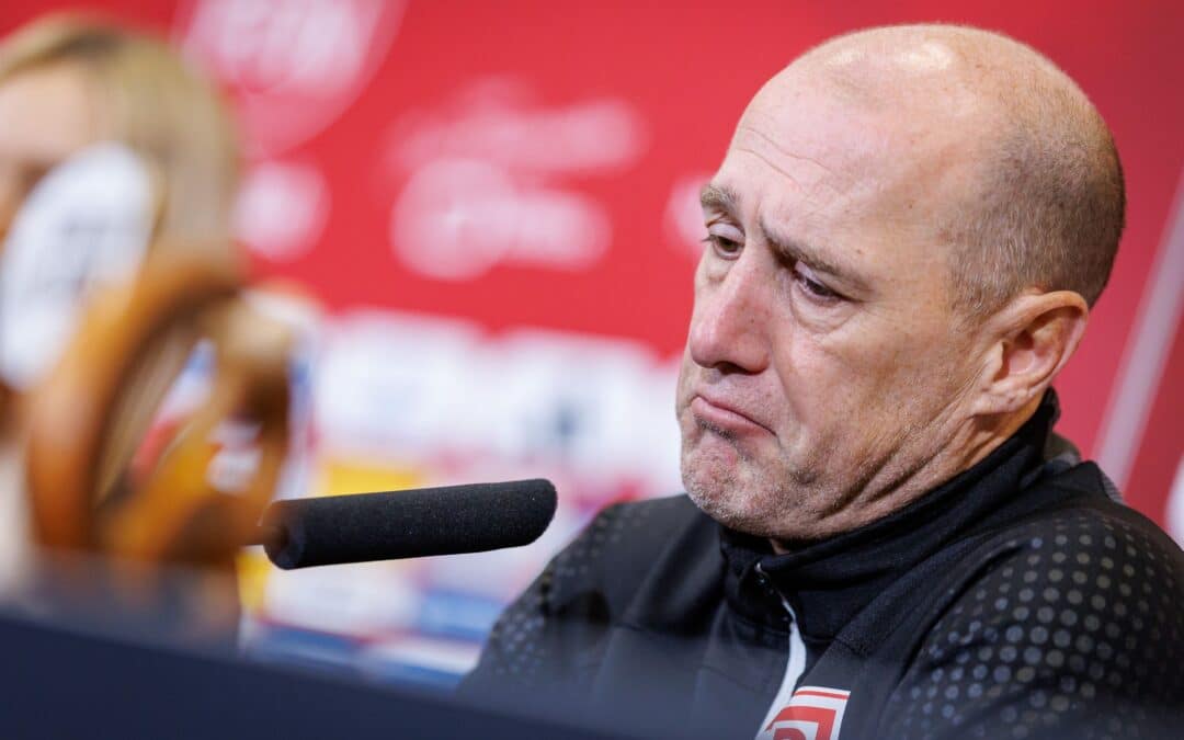 Vor der Ablösung? Jahn-Coach Joe Enochs bei der Pressekonferenz nach dem 3:8 in Nürnberg.