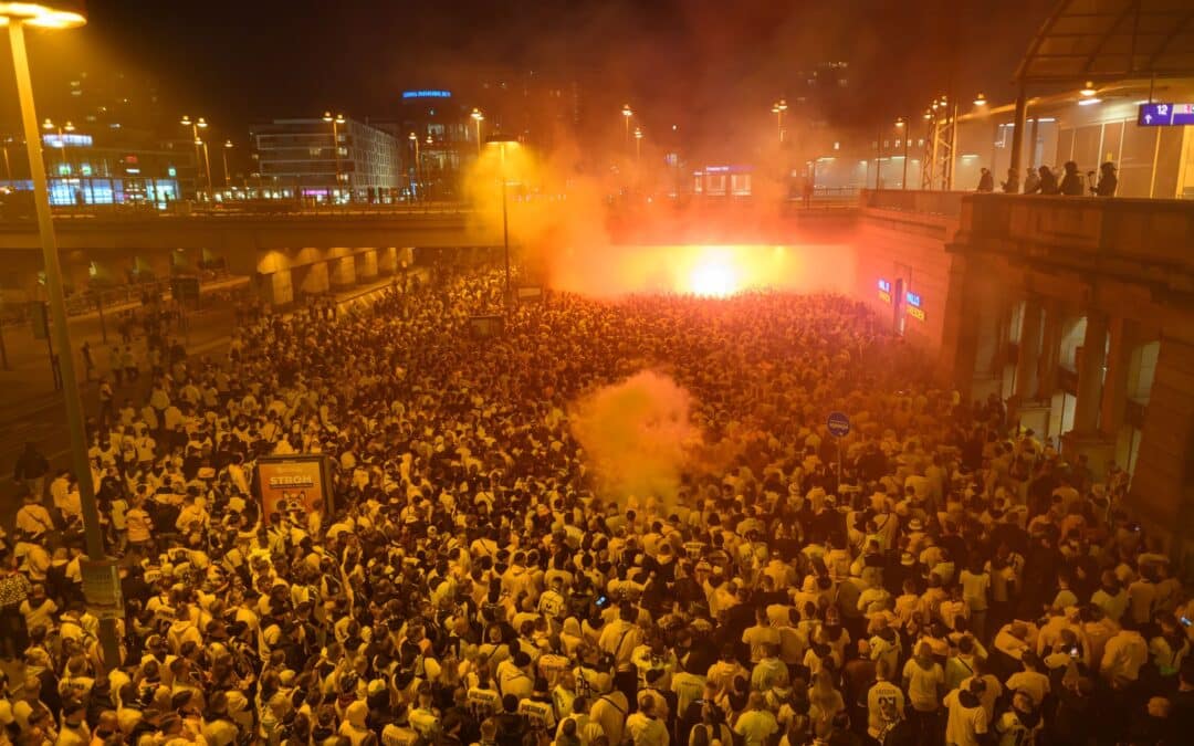 Die Dresdner Anhänger zogen in einem Fanmarsch vom Hauptbahnhof zum Stadion.