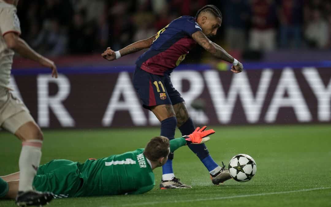 Manuel Neuer am Boden, hier beim ersten der drei Tore von Angreifer Raphinha (r) beim 1:4 in Barcelona.