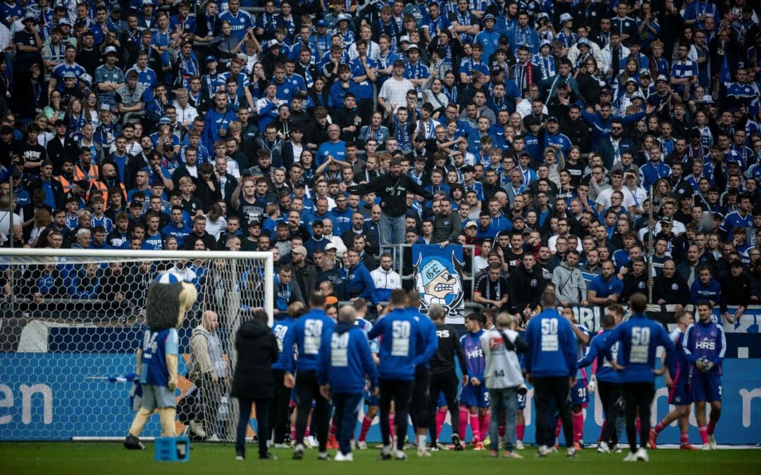 Schalker Fans pfeifen die Mannschaft aus.