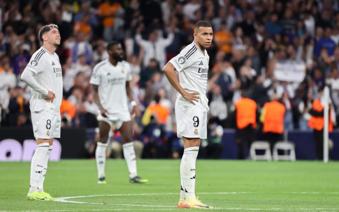 Kylian Mbappé (r) wartet auf sein Geld von PSG - es geht um über 50 Millionen Euro.