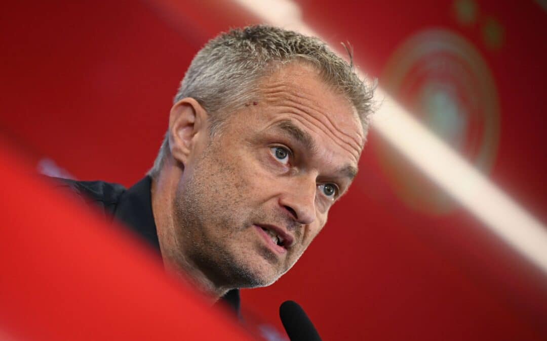 Der neue Bundestrainer der Fußballerinnen wird sein Debüt im legendären Wembley-Stadion feiern.