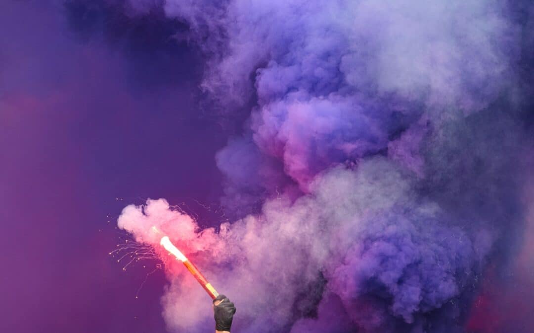 13 Clubs aus dem deutschen Profi-Fußball haben einem Medienbericht zufolge ein Positionspapier entwickelt, in dem die Strafen für Pyrotechnik-Vergehen kritisiert werden.