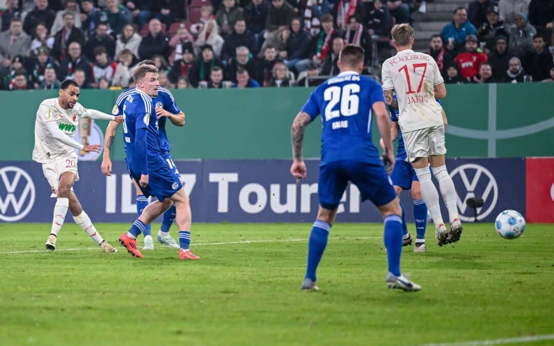 Alexis Claude-Maurice (l) hat bei seinem Schuss Glück mit dem Rasen.