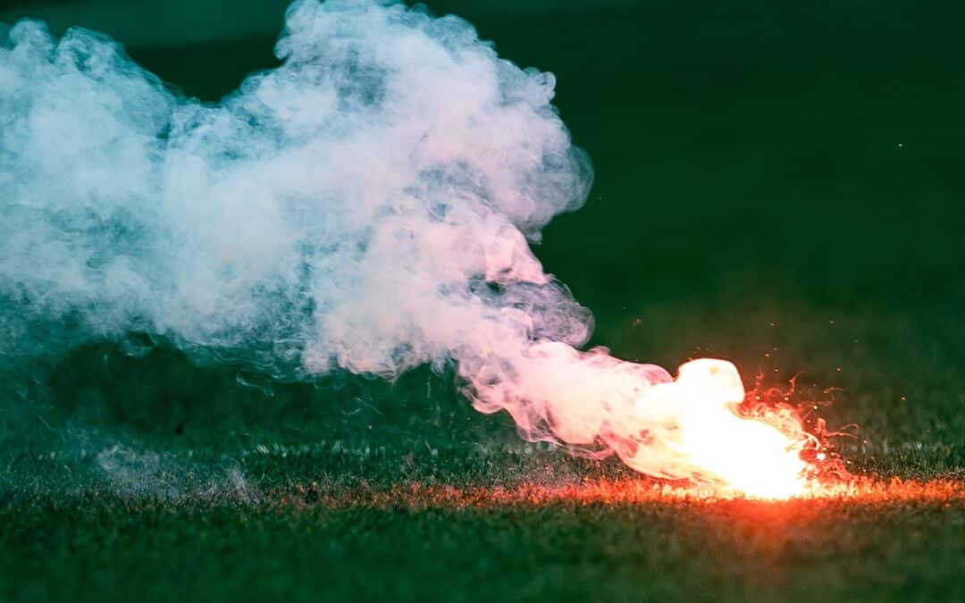 Nach dem Werfen von Böllern durch Fans von Djurgarden wurde das Stockholmer Derby unterbrochen.