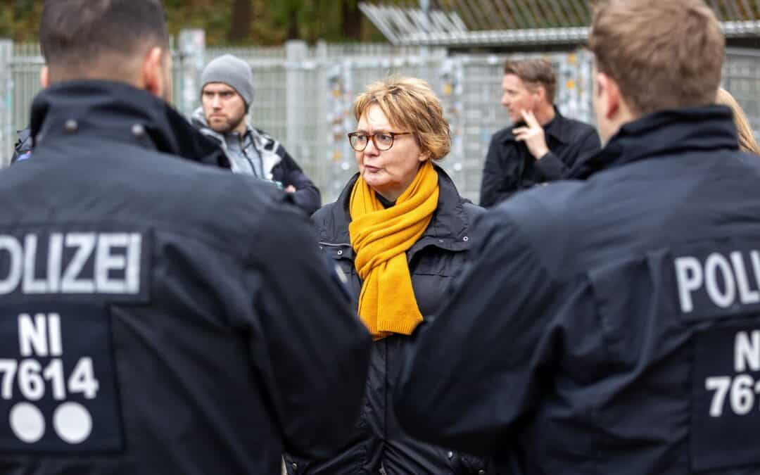 Niedersachsens Innenministerin Behrens hatte in den vergangenen Monaten auf einen Ausschluss aller Gästefans beim Derby Braunschweig gegen Hannover gedrängt. (Archivbild)