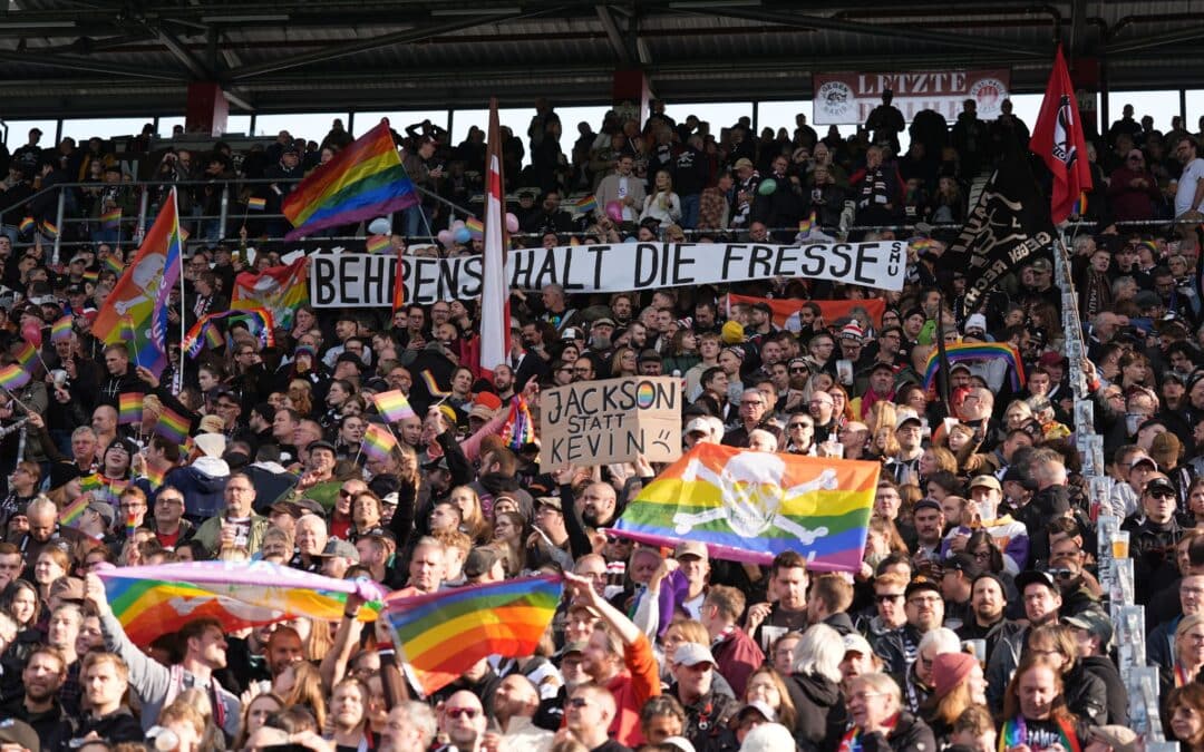 Fans des FC St. Pauli protestieren mit drastischen Worten gegen die umstrittenen Aussagen von Wolfsburgs Kevin Behrens.